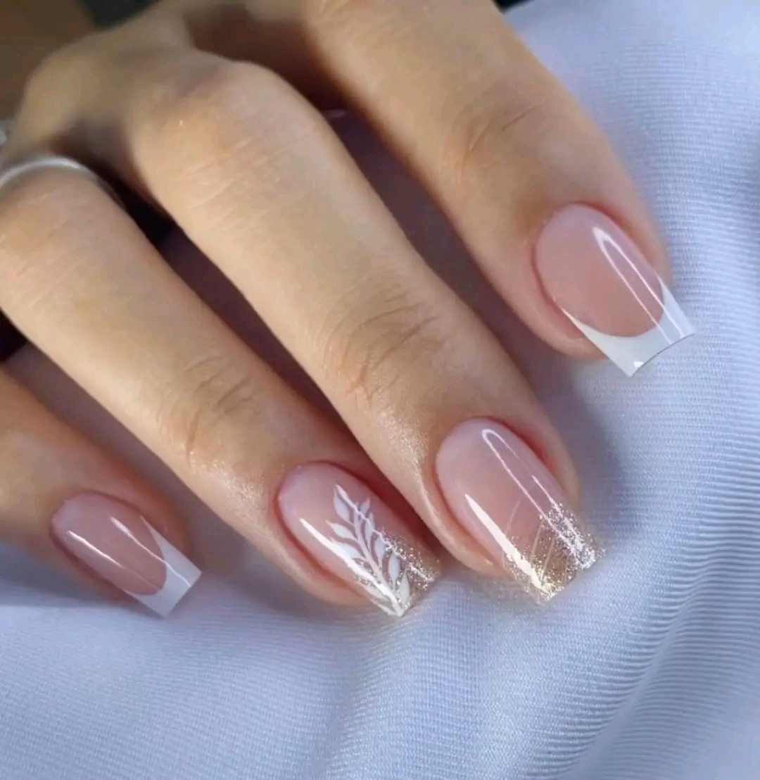 Manicure francés con detalles blancos y plateados