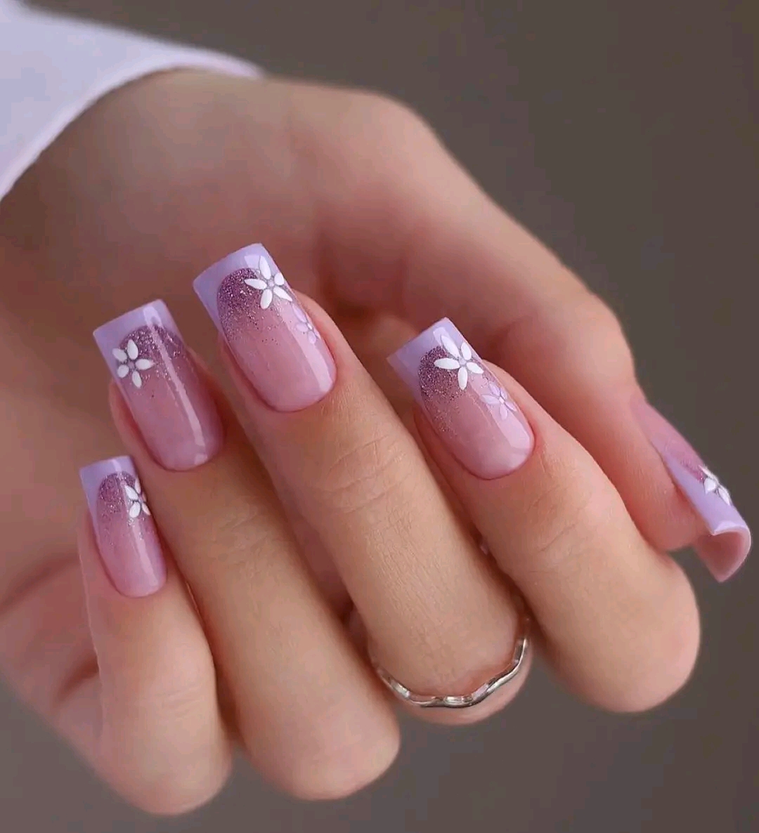 Uñas lilas con flores blancas