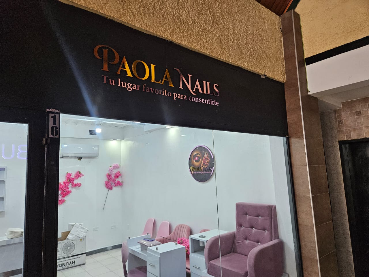 Fachada y espacio de Paola Nails Studio